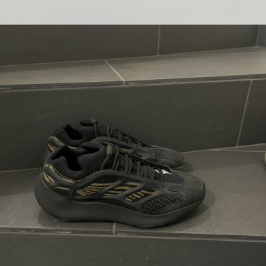 adidas Yeezy 700 V3