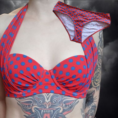 Haut et bas de bikini rouge à pois bleus