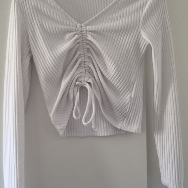 Top a coste bianco con arricciatura