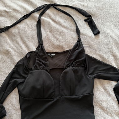 Top noir manches transparentes