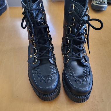 Stivaletti neri allacciati stile creepers