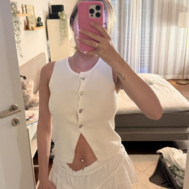 Haut blanc avec boutons
