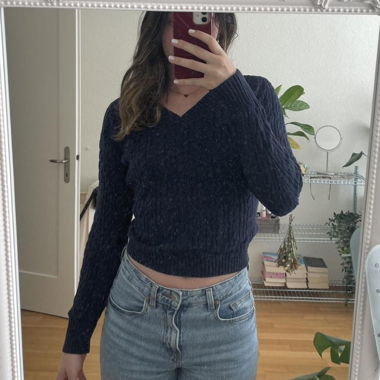 Navy blue cropped knit sweater