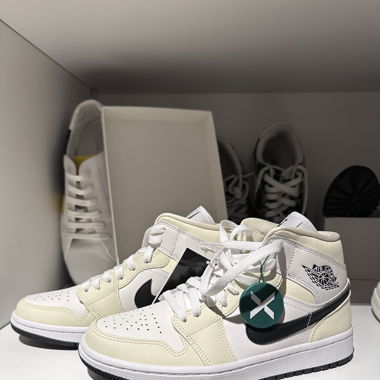 Nike Air Jordan 1 cream & black