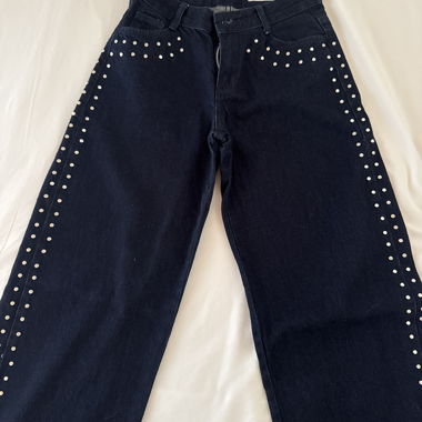 Jeans bleu avec clous Bershka