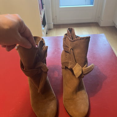 Stiefel mit goldenem Absatz