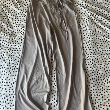 Pantalon gris à jambes larges