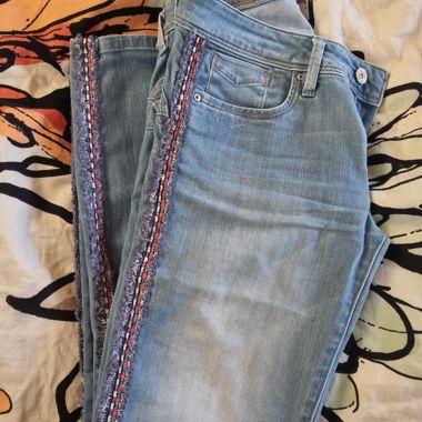 Jeans blu con banda decorativa laterale