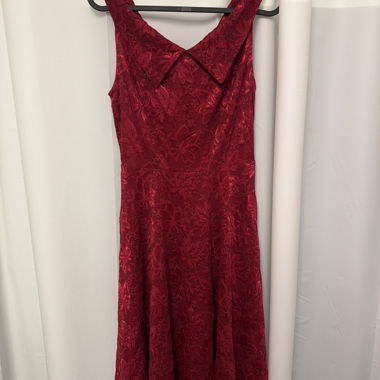 Rotes Spitzenkleid