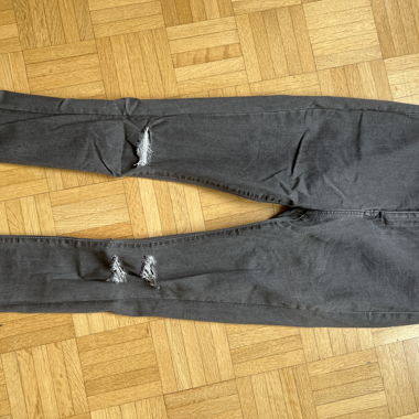Jeans gris avec des déchirures