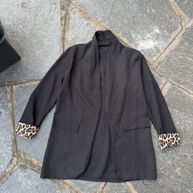 Schwarzer Blazer mit Leopardenrevers
