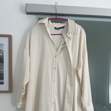 Kurzes Satin-Kleid von Zara mit Gürtel