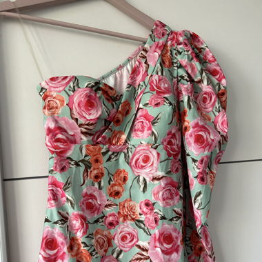Geblümtes Minikleid mit Puffärmel