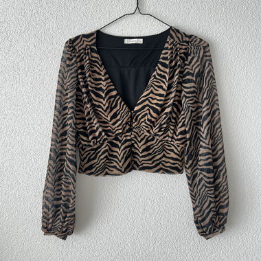 Blusa corta con motivo zebrato e maniche a sbuffo