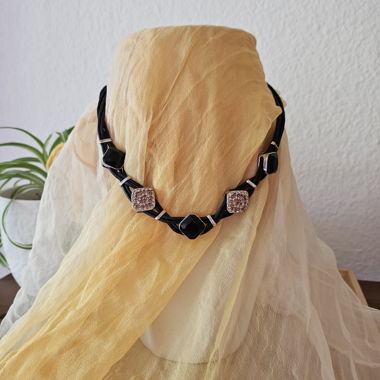 Collier à plusieurs rangs avec pierres noires