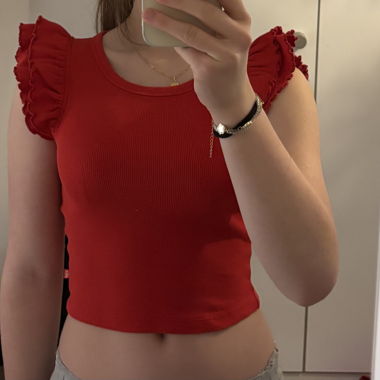 Top rosso per bambini con volant