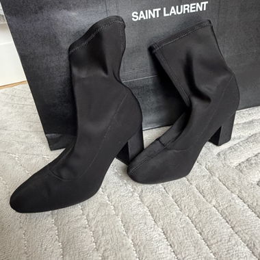 Schwarze Stiefeletten mit Absatz
