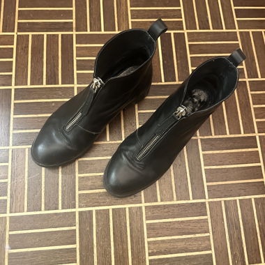 Schwarze Leder-Stiefeletten mit Reissverschluss