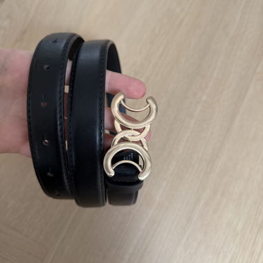 Schwarzer Gürtel mit Goldschnalle