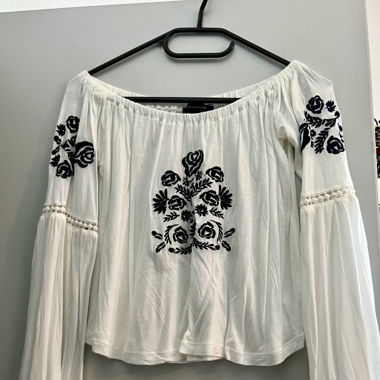 Weisse Blumenbluse