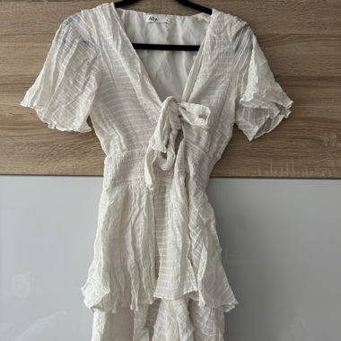 Robe courte blanche à manches courtes avec volants