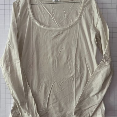 Haut long en crème de qualité avec L en satin