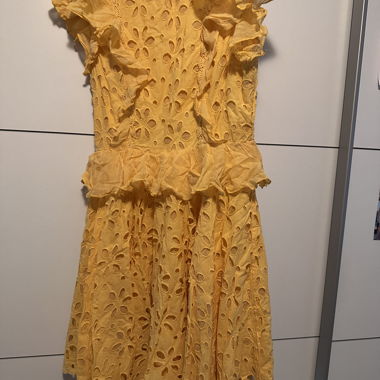 Abito Giallo in Pizzo con Balze