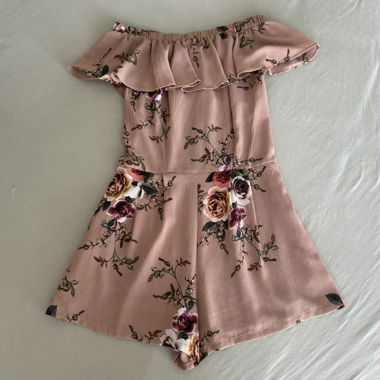 Tutina floreale con spalle scoperte