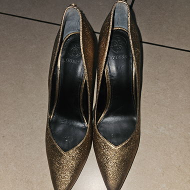 Goldene Pumps 