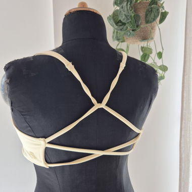 Reggiseno sportivo giallo chiaro con schiena a listarelle