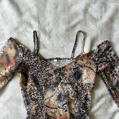 Top in rete con stampa animalier e spalle scoperte