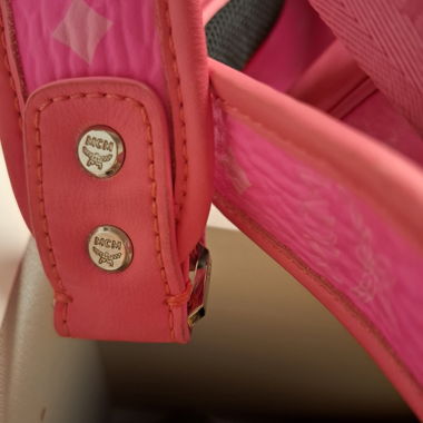 Zaino MCM mini rosa con borchie