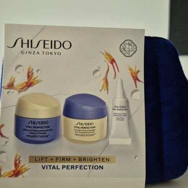 Kosmetiktasche und Shiseido-Produkte