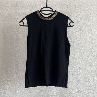 Schwarzes Top mit Goldkragen