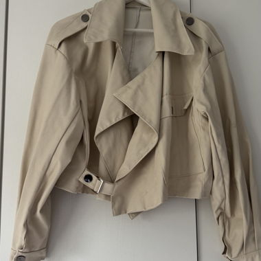 Giacca corta vegana in pelle sottile beige
