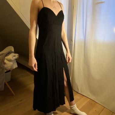Abito nero scollato sulla schiena • Taglia S