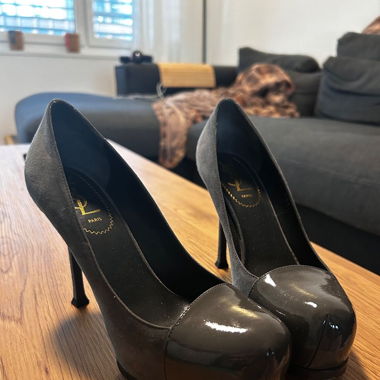 YSL Pumps Grau