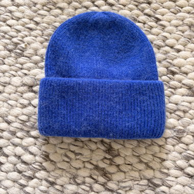 Bonnet en tricot bleu