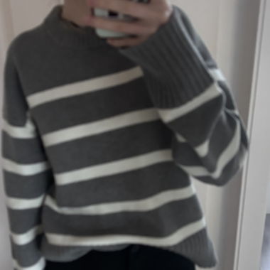 Pull en maille gris rayé