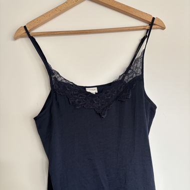 Top à bretelles bleu foncé avec dentelle