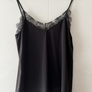 Blouse noire avec dentelle
