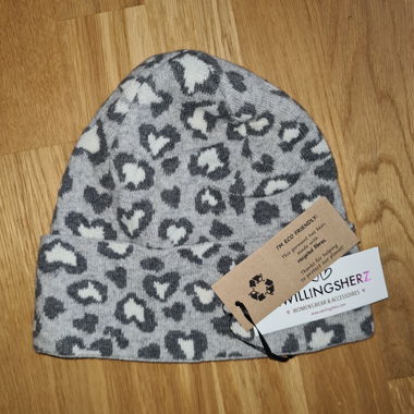 Wintermütze mit Leomuster