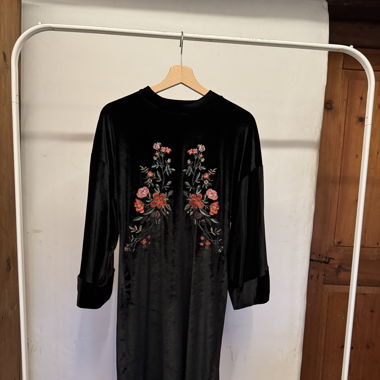 Zara Samtkleid mit Blumenstockerei, M