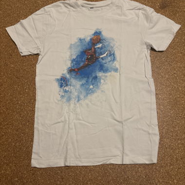 T-shirt bianco con stampa basket