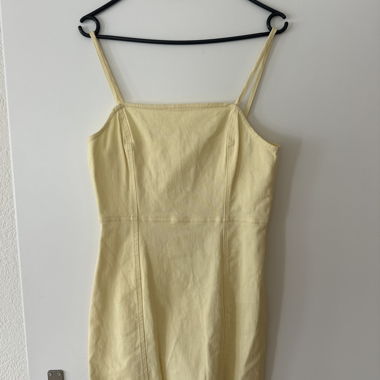 Robe jaune à bretelles fines avec fermeture éclair
