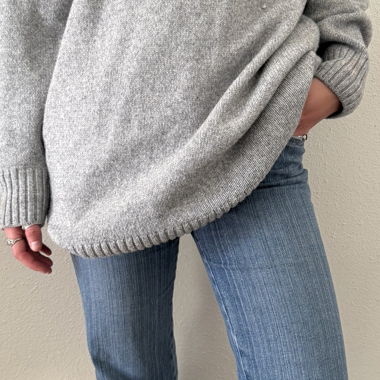 Maglione di maglia grigio
