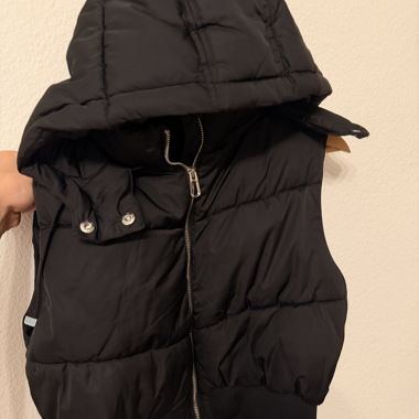 Black Puffer Vest cropped 