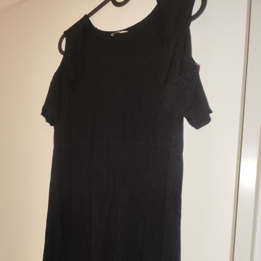 Schwarzes Kleid mit Cut-Out-Details