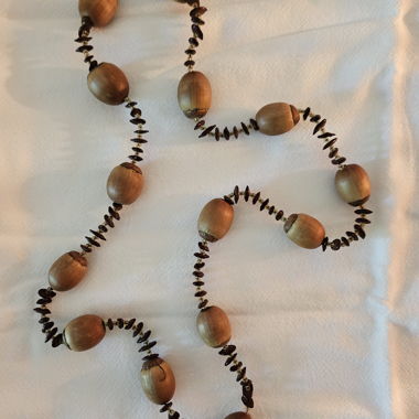 Collier de perles en bois
