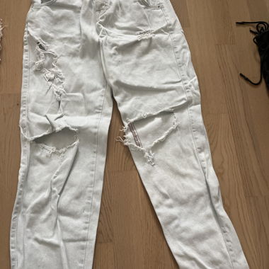 Mom Jeans mit Löchern